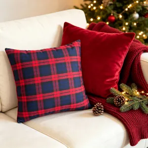 Vue détaillée de housses de coussin à carreaux vintage et velours rouge pour canapé confortable.