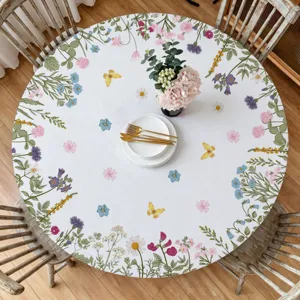 Detailansicht der runden Tischdecke mit botanischem Blumen- und Schmetterlingsdruck zu Hause.
