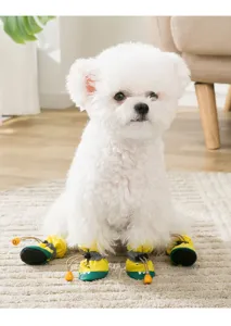 Vista dettagliata di scarpe per cani di design coccodrillo carino con suola morbida antiscivolo.