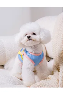 Leuke zomer mesh huisdierenvest met gele zak, ademende kleding voor kleine huisdieren.