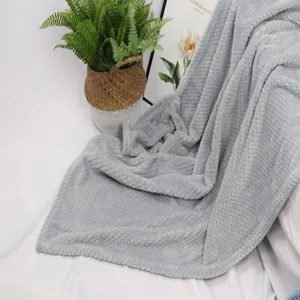 Vista de cerca de la textura de manta gris para mascotas de felpa waffle, detalle acogedor.