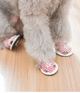 Simpatici sandali a righe per cani, design traspirante con decorazione a stella.