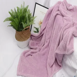 Suave manta morada de franela para mascotas, cómoda alfombra de forro polar para perros acogedora.