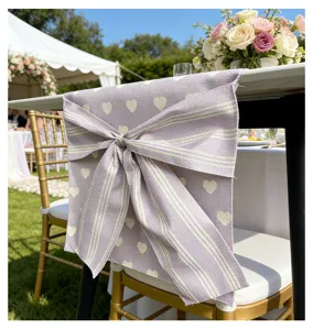 Fliederfarbener Tischläufer mit Herzmuster und Schleife, ideal für Hochzeit und Party-Deko.