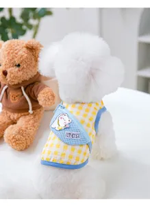 Leuke gele geruite huisdier hond vest tuigje met klein nettasje ademende puppy zomerkleding.