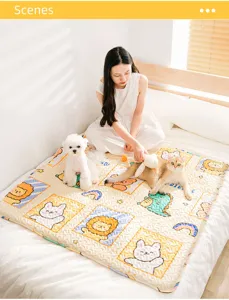Cute cartoon pet mat for dogs and cats, soft four-season anti-slip sleeping cushion for pet supplies.