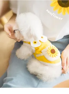 Schattig zonnebloem zak huisdier vest detail, ademende zomerkleding voor kleine honden.