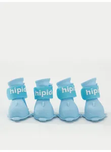 Primo piano di stivali da pioggia per animali in silicone azzurro con design a delfino.