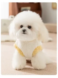 Flauschige Haustierweste für kleine Hunde wie Bichon, warmes gelb-weißes Kuscheldesign.