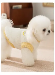 Genaue Ansicht der kuscheligen weichen Fleece Hundekleidung mit gelbem Saum und Koala Patch.