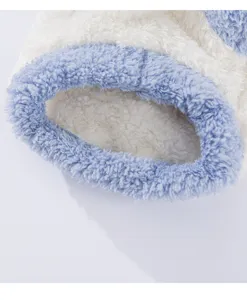 Gemütliche Fleece Haustierkleidung Detailansicht, weiche blau-weiße Plüschbündchen Textur.
