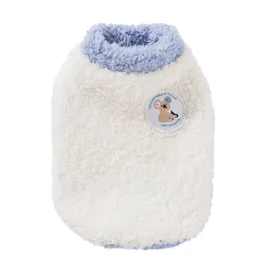 Niedlicher Winter-Haustier-Fleecepullover für Katzen und kleine Hunde mit blauem Kragen.