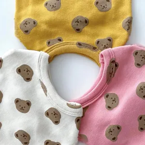 Schattige berenprint huisdier ondergoed, zachte hondenkleding voor kleine pups, detailweergave.
