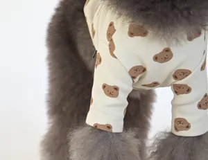 Close-up detail van schattige bruine berenprint huisdier hond basis shirt stof en patroon.