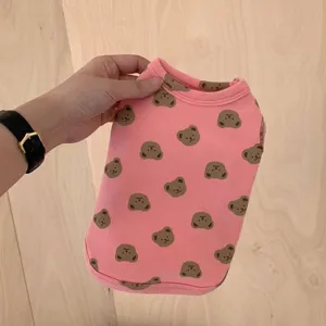 Roze huisdieren t-shirt met berenprint, zachte katoenen puppykleding voor kleine honden en katten.