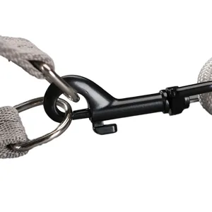 Robuster Metallkarabiner und D-Ring an grauem Haustier-Hundeleinen-Gurtband für sicheren Alltag.