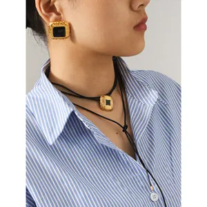 Ensemble boucles d'oreilles et collier géométrique doré noir chic pour femme élégante