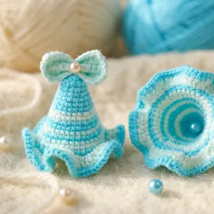 Gros plan détaillé d'ornements de chapeau au crochet rayé bleu et blanc avec des perles.