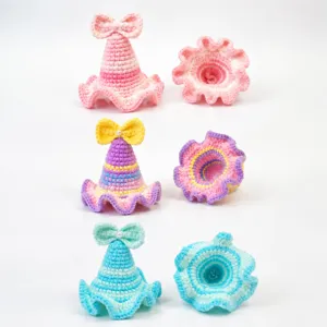 Vue détaillée d'accessoire de cheveux au crochet, chapeau de fête nœud fil, accessoire bébé mignon.