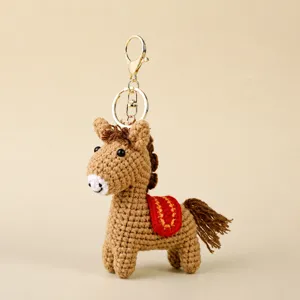 Porte-clés cheval au crochet fait main charm de sac animal mignon avec anneau en métal doré.