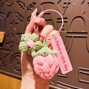 Handgemachte gehäkelte Erdbeere und Blume Schlüsselanhänger, süßer Taschenanhänger.