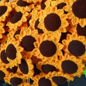 Handgefertigte Häkel Sonnenblumen Blütenköpfe für DIY Handwerk Blumensträuße und Heimdeko.