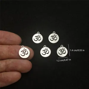 Vue détaillée du pendentif breloque OM en acier inoxydable avec dimensions 1.4cm pour bijoux DIY.