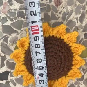Handgefertigter Häkel-Sonnenblumen-Untersetzer im Detail, ideal für gemütliche Tischdeko.
