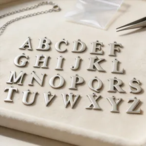 Ciondolo con Lettera in Acciaio Inossidabile Ciondoli Iniziali Alfabeto Lucidato a Specchio DIY Collana Braccialetto Accessori per Gioielli