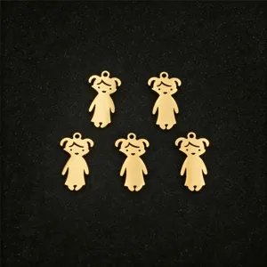 Gros plan de charmants pendentifs fille de dessin animé en acier doré pour bijoux.