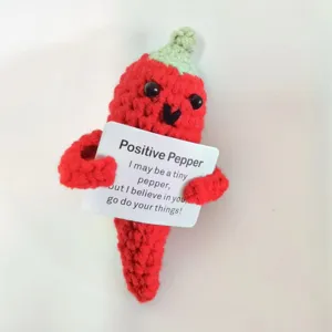 Muñeca de pimiento rojo de ganchillo hecha a mano con tarjeta inspiradora como bonito regalo.