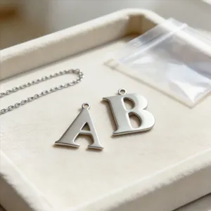 Ciondoli con lettere iniziali in acciaio inossidabile per accessori di gioielli fai da te