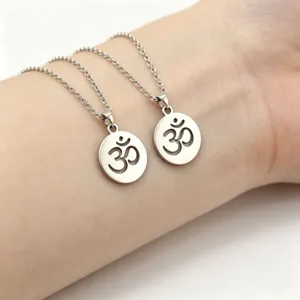 Collier pendentif symbole Om en acier inoxydable bijou spirituel accessoire quotidien.