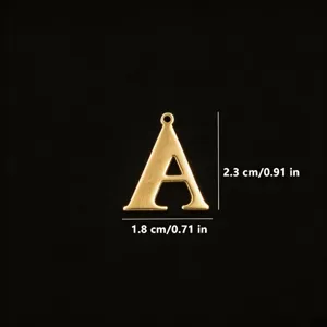 Primo piano ciondolo lettera A oro, accessorio per gioielli DIY in acciaio inossidabile.