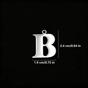 Dettaglio dimensioni ciondolo lettera B in acciaio inossidabile, accessorio gioiello.