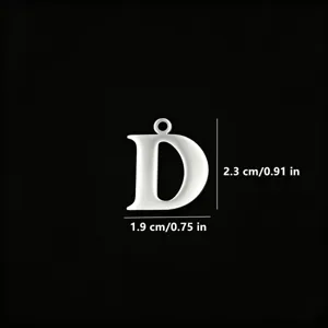 Vista di dettaglio del ciondolo lettera D in acciaio inox con dimensioni precise.