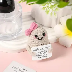 Handgefertigte Häkel-Positive-Kartoffel-Puppe mit süßer Schleife und Schild für Schreibtisch.