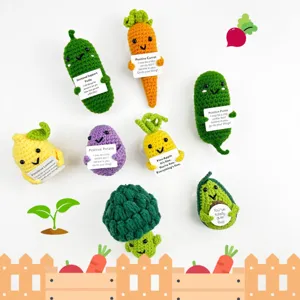 Set di bambole all'uncinetto di frutta e verdura fatte a mano con carte di motivazione.