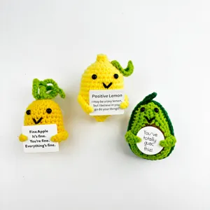 Bambole di frutta all'uncinetto fatte a mano, simpatici peluche ananas limone avocado.