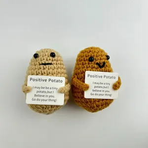 Bambola patata positiva all'uncinetto fatta a mano con cartolina, dettaglio giocattolo.