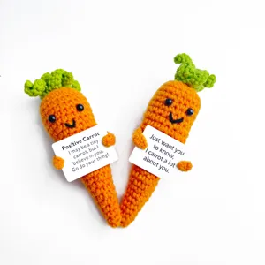 Dettaglio bambola carota all'uncinetto, peluche carino con biglietto motivazionale.