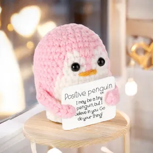 Bambola pinguino rosa lavorata a uncinetto fatta a mano con cartello carina decorazione