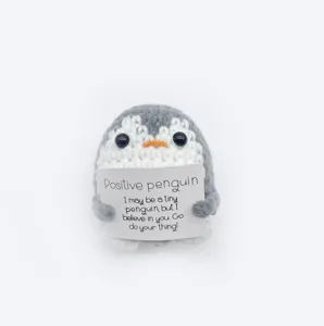 Peluche pinguino positivo all'uncinetto fatto a mano con biglietto incoraggiante, carino.