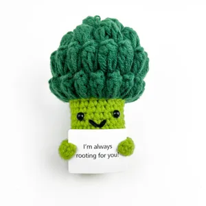 Dettaglio peluche broccoli all'uncinetto fatto a mano con viso carino e cartello.