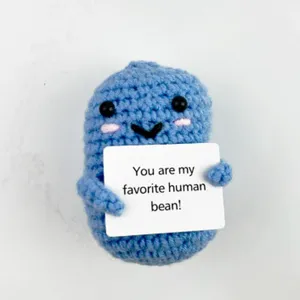 Bambola fagiolo blu uncinetto fatta a mano con cartello carino per decorazione regalo scrivania.