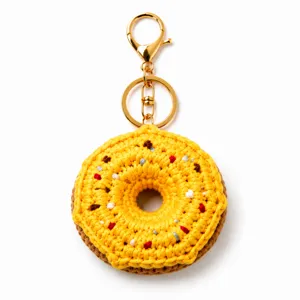 Handgefertigter Häkel-Donut-Schlüsselanhänger, süßer Plüsch-Taschenanhänger und Goldring.