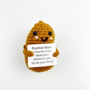 Bambola di fagiolo positivo all'uncinetto fatta a mano con cartolina, peluche carino.