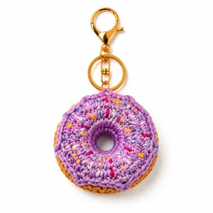Nahaufnahme Detail des süßen handgefertigten Häkel Donut Keychain Plüschaccessoire Detail.