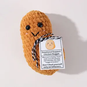 Niedliches gehäkeltes Hähnchennugget Plüschtier mit inspirierendem Anhänger als Geschenk.