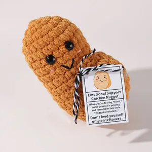 Nahaufnahme des süßen Häkel-Hühnchen-Nugget-Plüschtiers mit gemütlicher handgemachter Textur.